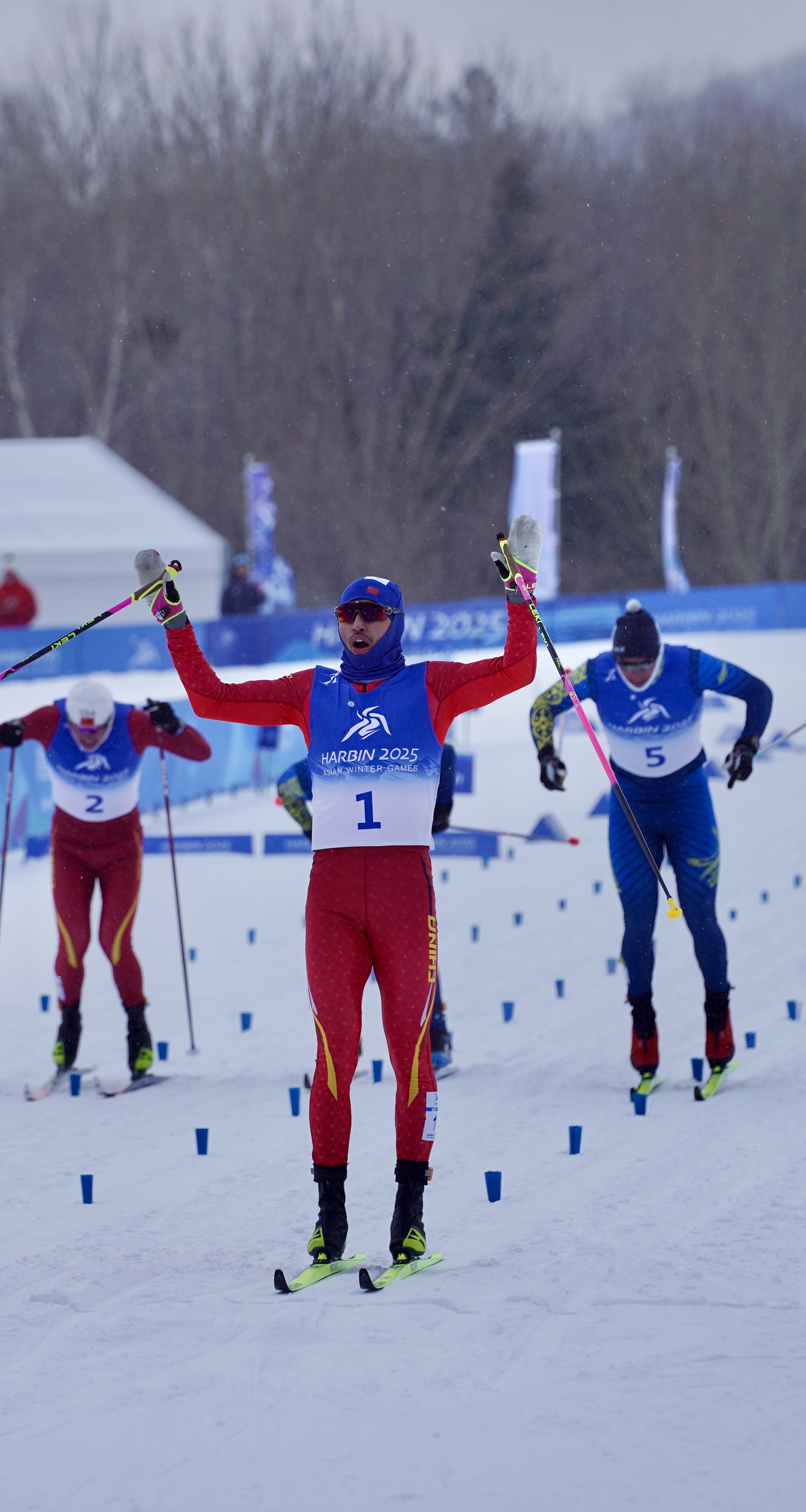 2月8日,在第九届亚冬会越野滑雪男子个人短距离(传统技术)决赛中,中国选手王强以2分56秒19的成绩强势夺冠,这枚金牌意义非凡,它不仅是王强个人的荣誉,更是中国男子越野滑雪在亚冬会历史上的首枚金牌.jpg 2月8日,在第九届亚冬会越野滑雪男子个人短距离(传统技术)决赛中,中国选手王强以2分56秒19的成绩强势夺冠,这枚金牌意义非凡,它不仅是王强个人的荣誉,更是中国男子越野滑雪在亚冬会历史上的首枚金牌.jpg