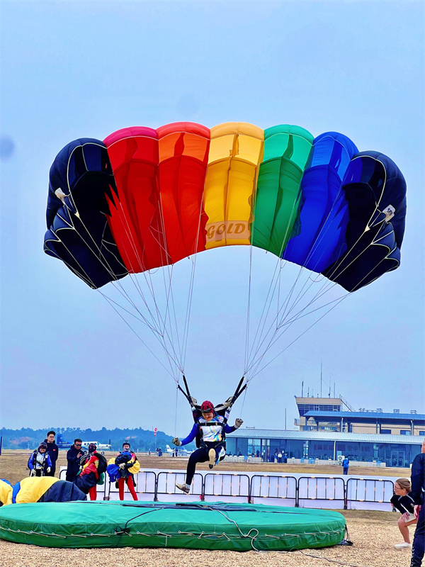 跳伞1.jpg 跳伞1.jpg