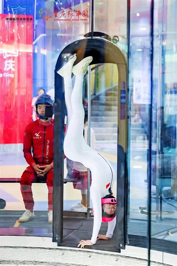 跳伞1_副本1.jpg 跳伞1_副本1.jpg