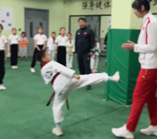 小孩练踹.gif